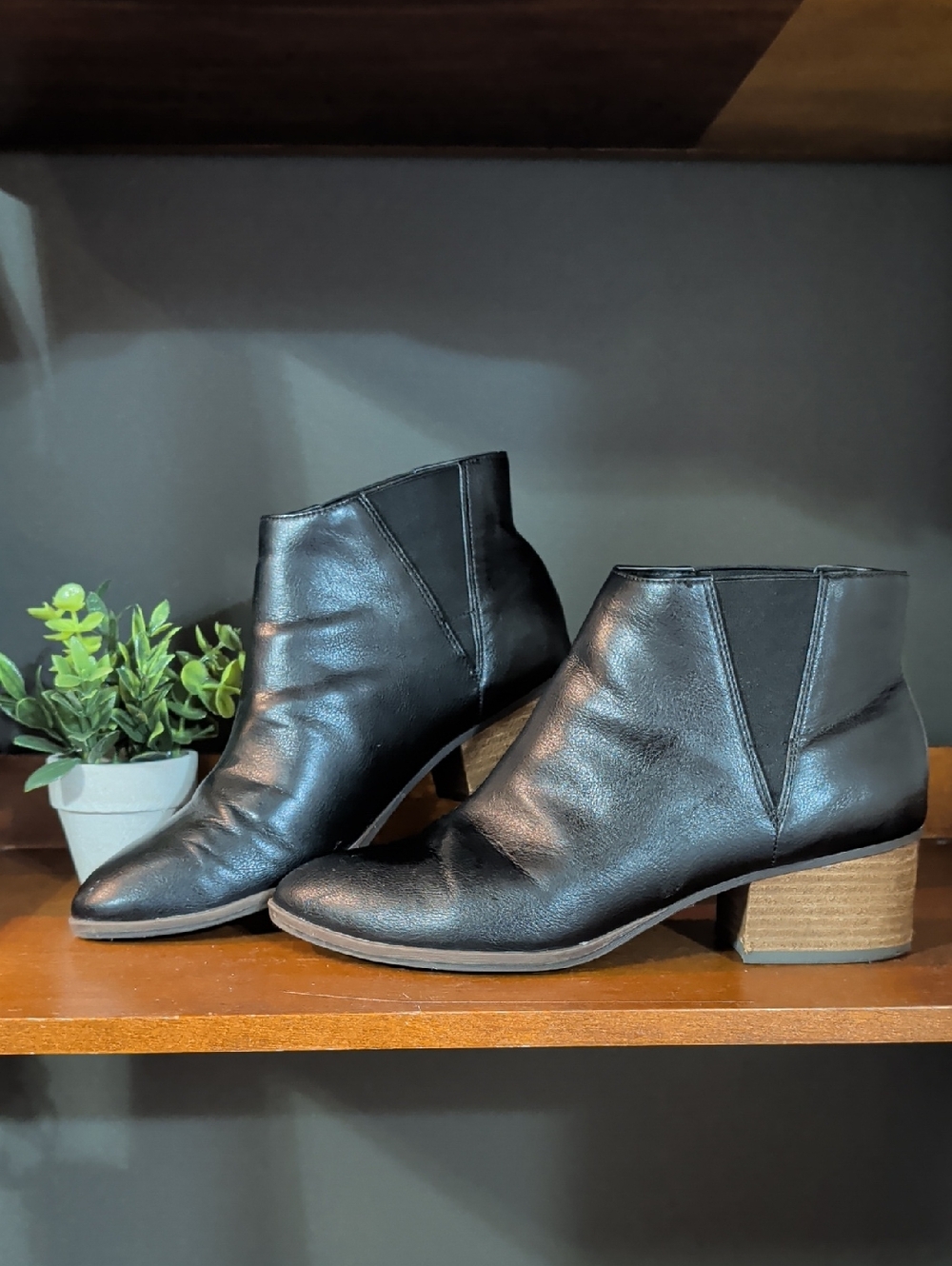 Dr. Scholl's 8M Black Leather Ankle Booties with Low Stacked Heel